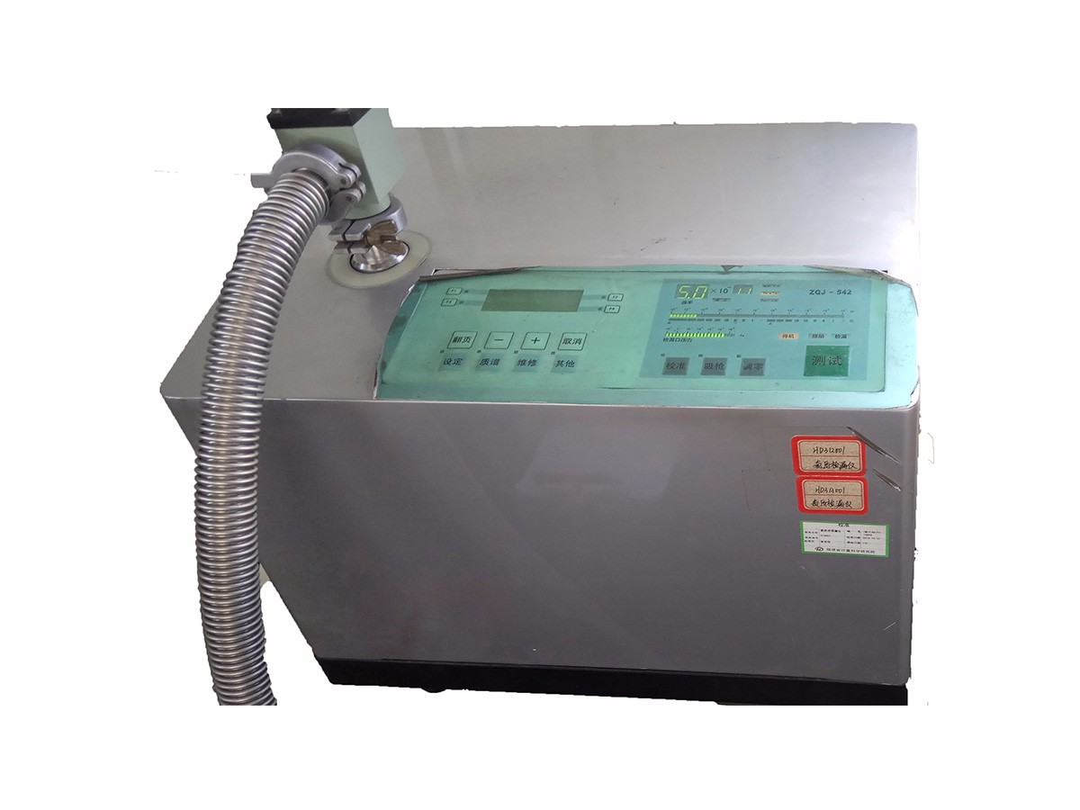 Helium mass spectrometer leak detector
